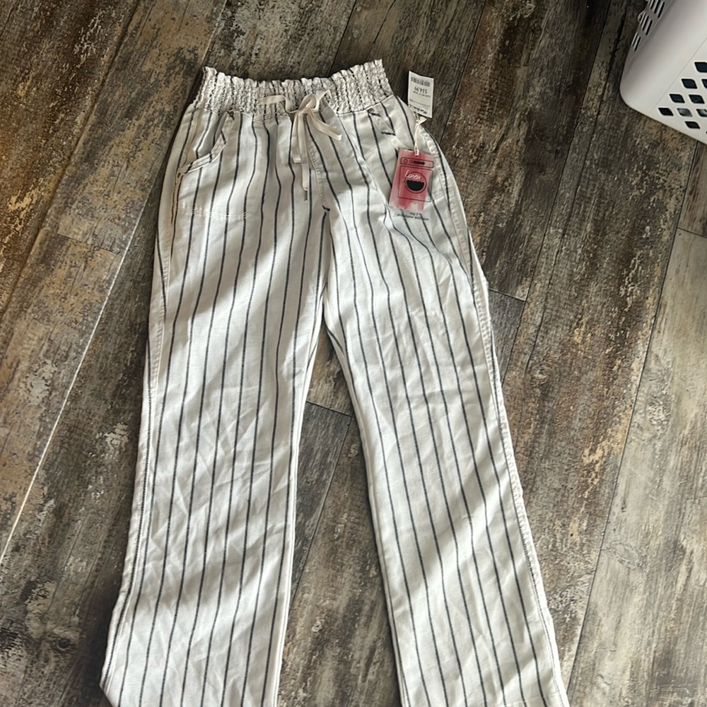Cute pen striped linen pants. NWT.